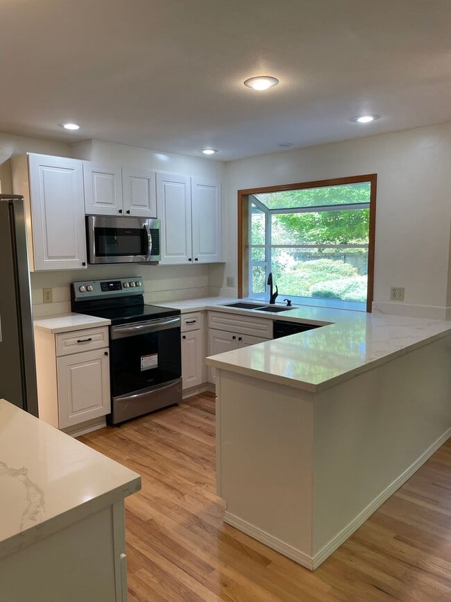 Building Photo - Holiday rent special/Newly remodeled Sammamish Home