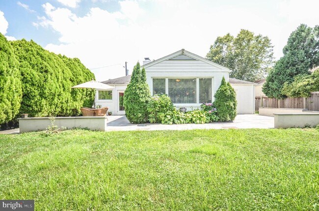 Building Photo - 3313 W Coquelin Terrace