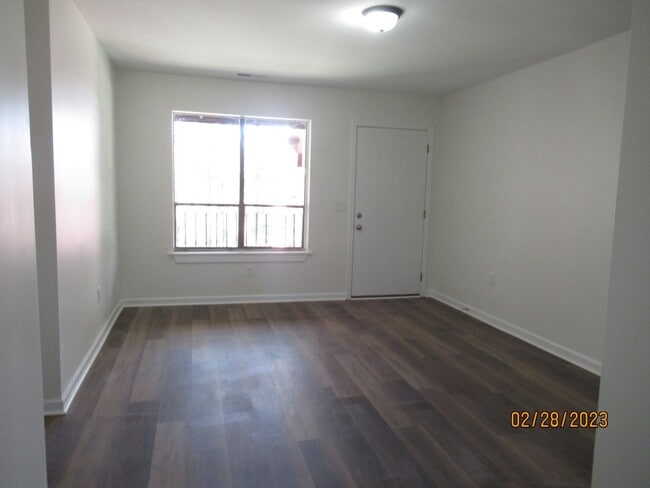 Building Photo - Newly Renovated- 2 bedroom, 2 bathroom apartment-Willow Run Apartments