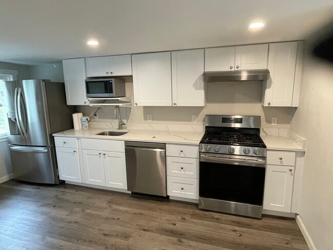 Building Photo - 206 Concord St