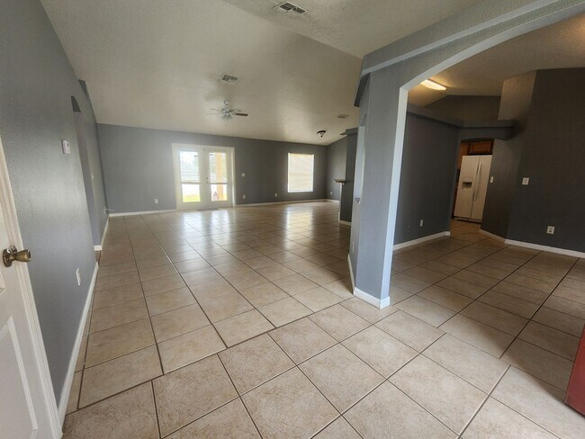 Building Photo - 3/2~Vista Pines Loop~Nice Big Corner Lot, ...