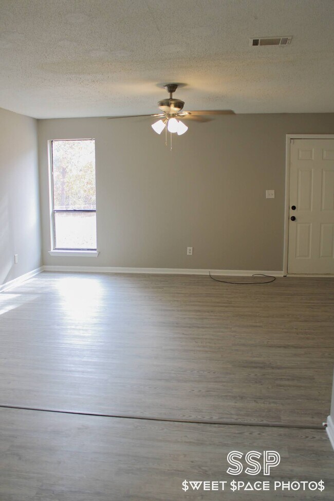 Building Photo - Travis