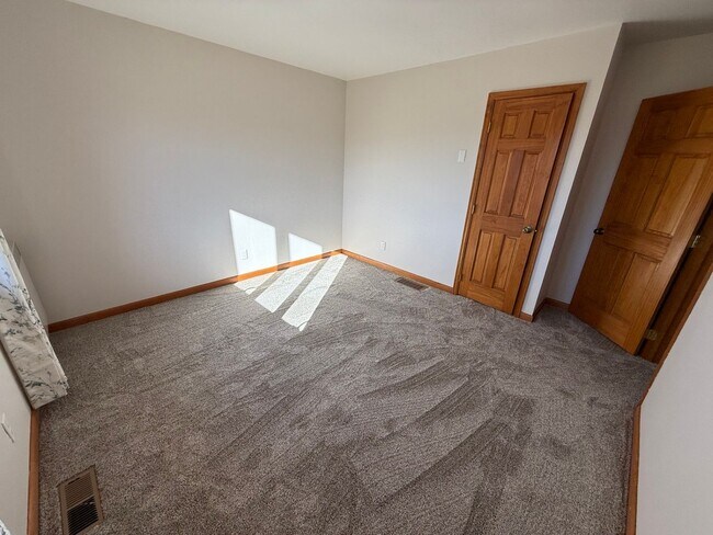 Building Photo - 3 Bed 2 Bath Large Semi-Rural Modern Beautiful Home