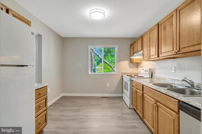 Building Photo - 7065 Leewood Forest Dr