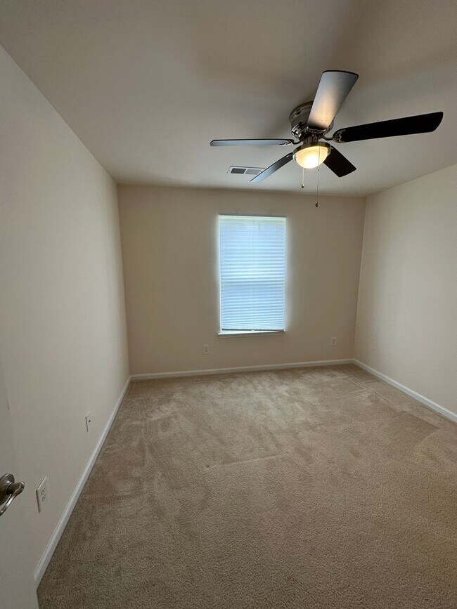 Building Photo - Townhome in Edison Square
