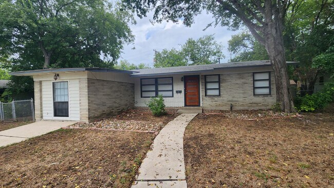 Building Photo - Charming 3-Bedroom Home in Highly Sought-A...