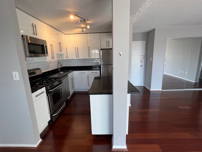 Building Photo - Light-filled Contemporary 1 Bedroom 1 Bath...