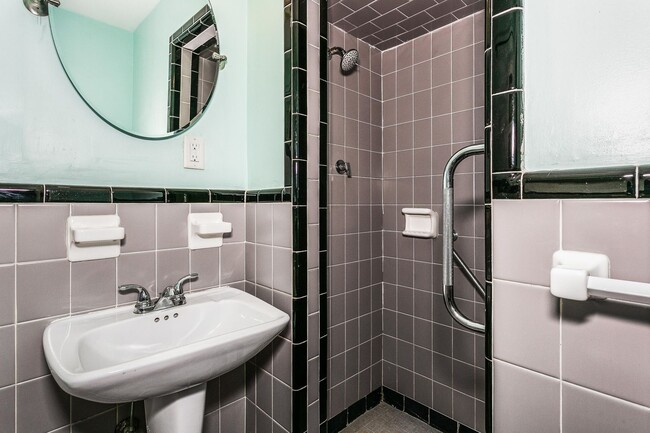 Building Photo - Gorgeous Home