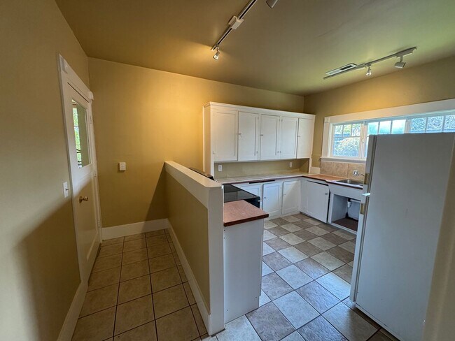 Building Photo - 2 Bedroom House in Southeast Eugene: Near UO Campus