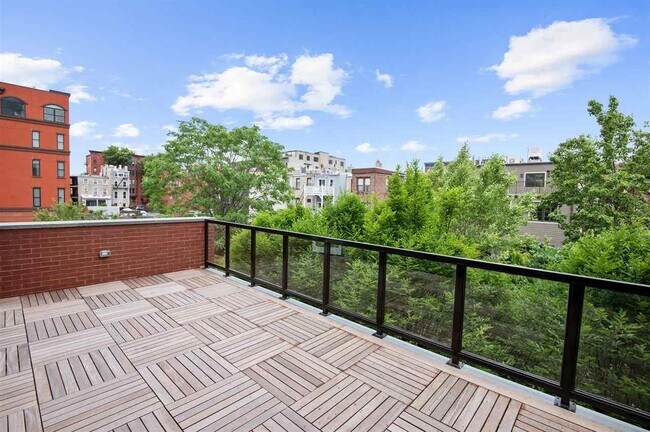 Building Photo - 16 Bright St