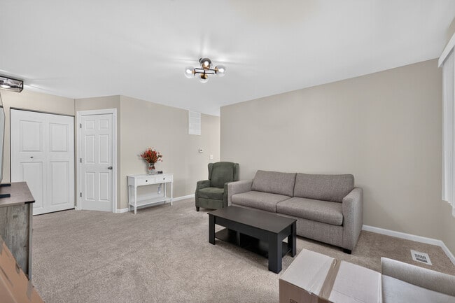 Building Photo - 665 Thorntree Ct