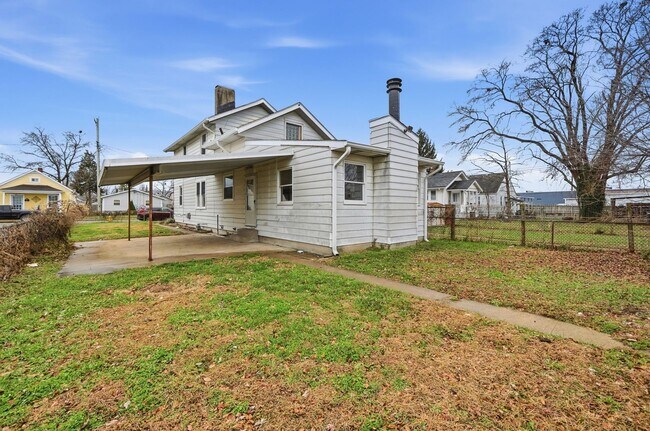 Building Photo - Three Bedroom Home in Hamilton!