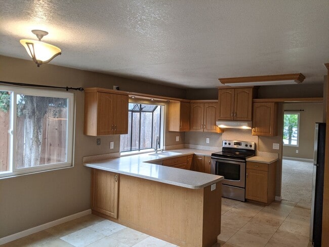 Building Photo - Welcome home to this charming 3-bedroom ho...