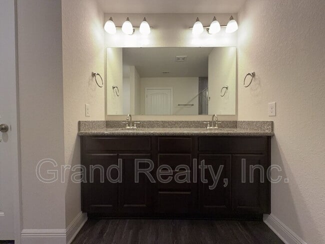 Building Photo - 5033 Peach Dr