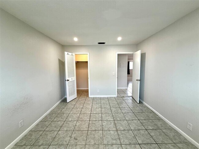 Building Photo - 511 W Kalmia Dr