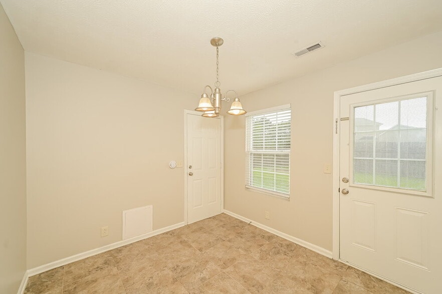 Building Photo - 1440 Westview Dr