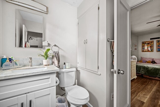 Building Photo - No back house!