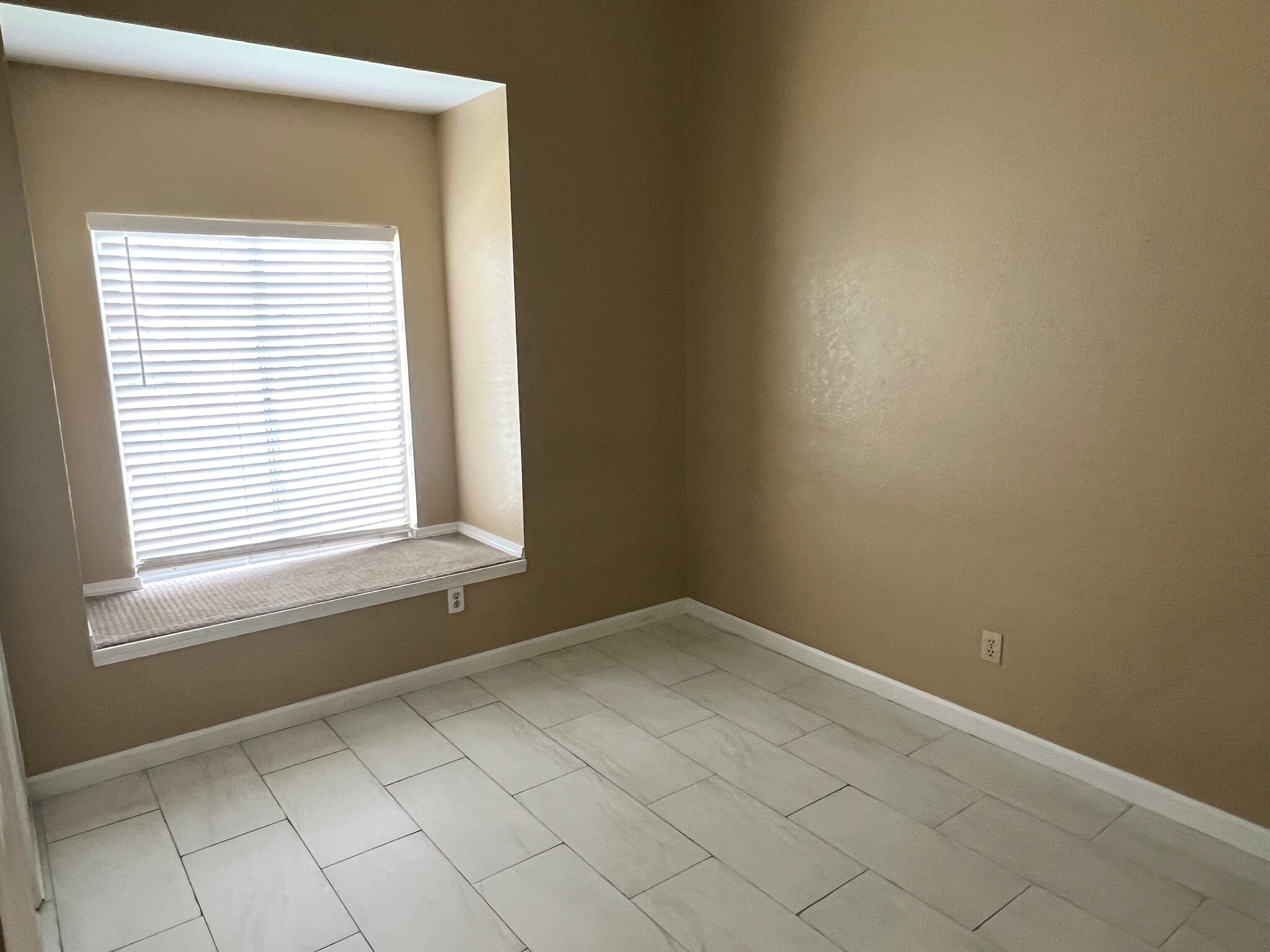 Building Photo - 5354 Meadow Wood Ln