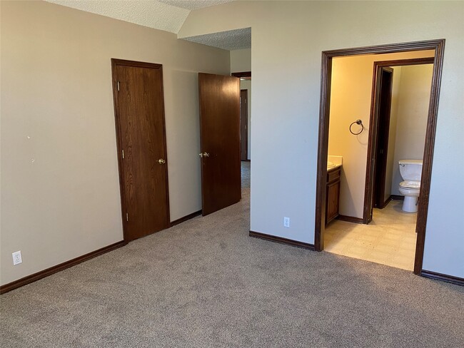 Building Photo - 301 Jansen Dr