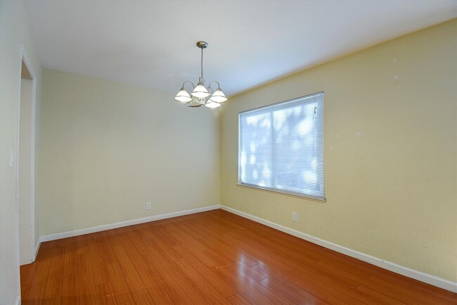 Building Photo - Remodeled townhouse with AC, Top Cupertino...