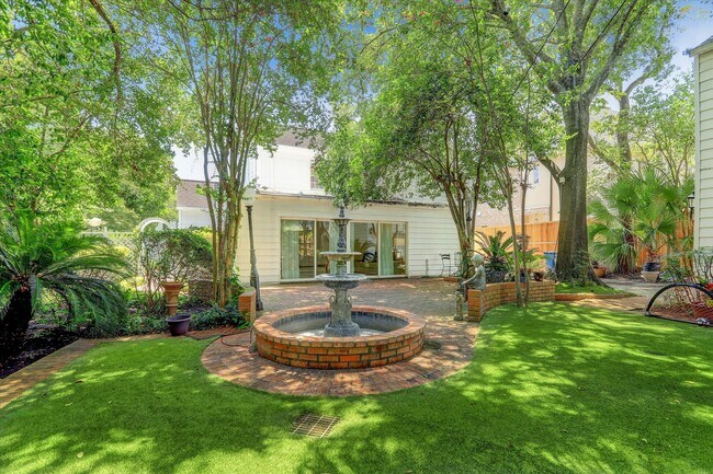Building Photo - 2136 Pelham Dr