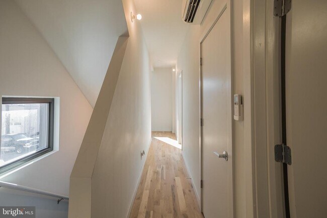 Building Photo - 439 Moyer St