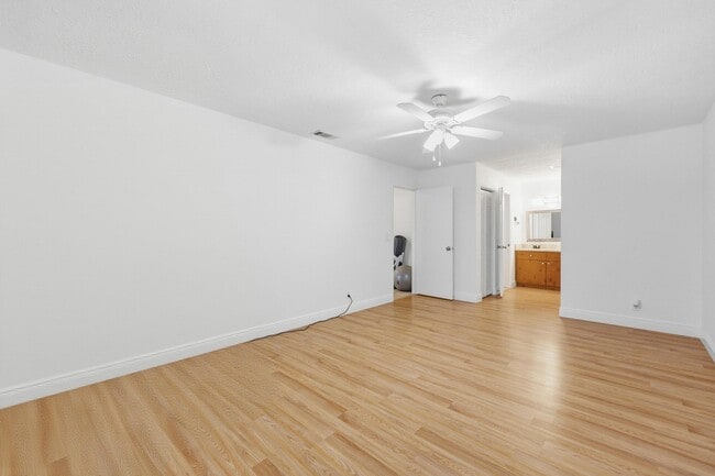 Building Photo - 301 Lakewood Dr