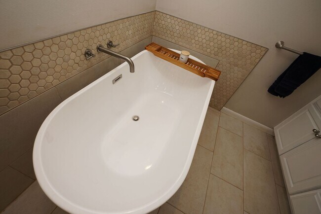 Building Photo - Updated 4 bedroom home in Bluewater Bay!