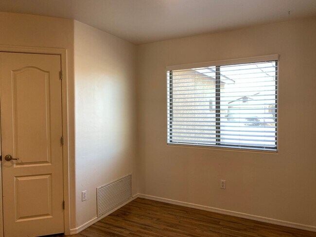 Building Photo - 3Bdm 2Ba Home, Popular Location, Available...