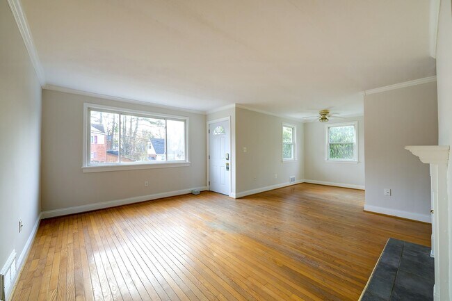 Building Photo - Charming 3BR Home with Fenced Backyard & Patio in Silver Spring
