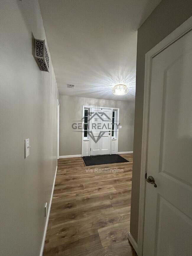 Building Photo - 100 Kendallwood Dr