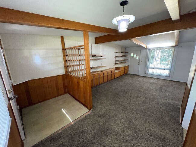 Building Photo - COMING SOON! Meadowlane neighborhood, Fenced Backyard, Laundry included