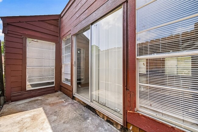 Building Photo - 2523 Creekway Cir