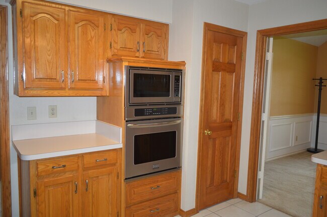 Building Photo - 2522 Belmeade Dr