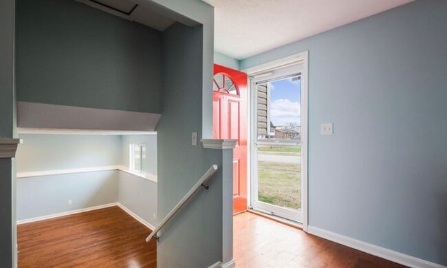 Building Photo - Newly Renovated Hillview Bi-Level!