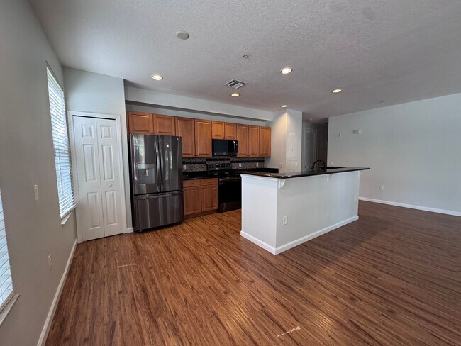 Building Photo - Bright and Inviting 3 bedroom, 2 Bath Condo in Desirable Baldwin Park