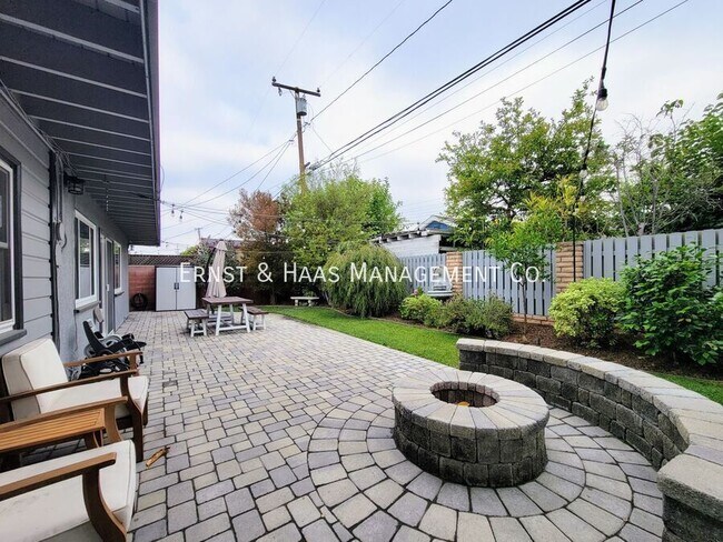 Building Photo - 2054 Pattiz Ave