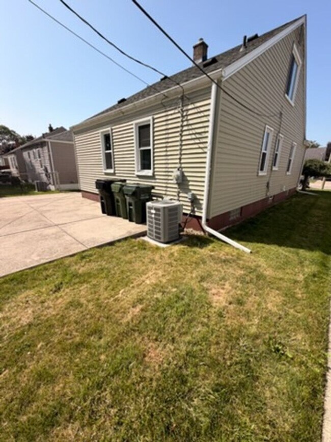 Building Photo - Charming Single-Family Home in Desirable Allen Park Neighborhood