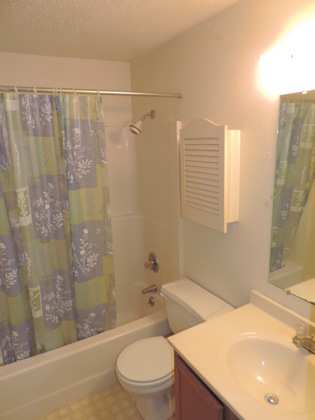 Building Photo - $875 | 1 Bedroom, 1 Bathroom Condo | Cat F...