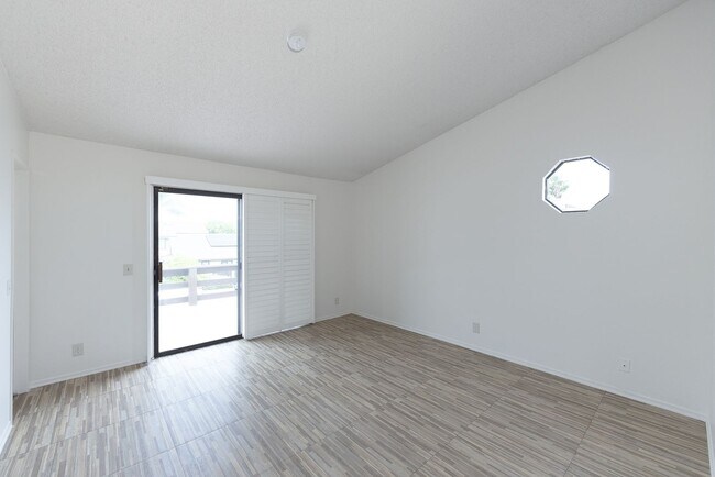 Building Photo - Spacious 3 Bedroom  2.5 Bath | East Ventura | Unfurnished