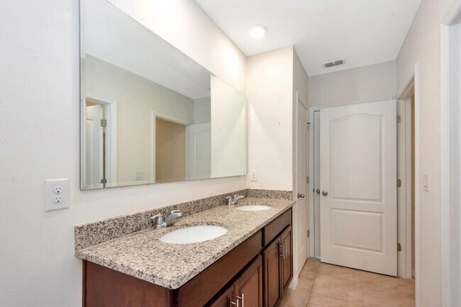 Building Photo - 8 Bella Oaks Dr