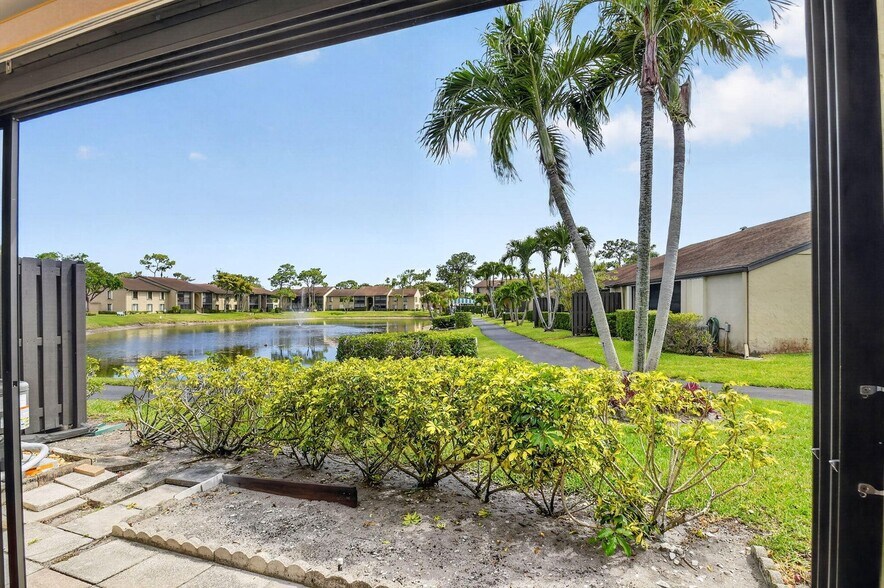 Building Photo - 704 Sunny Pine Way