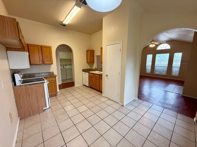 Building Photo - Beautiful 3 bedroom, 2 bathroom home in th...
