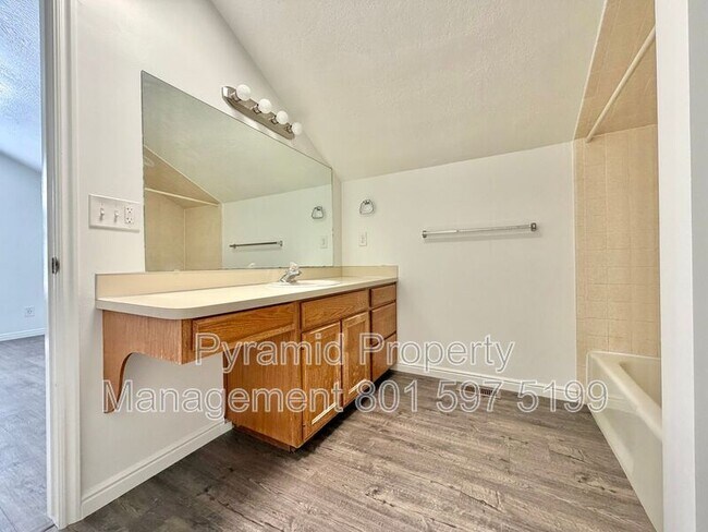 Building Photo - 1099 Shepard Ln