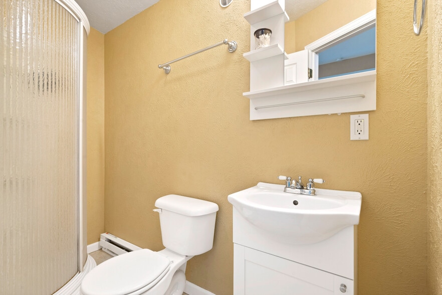 Building Photo - 1204 W 10th St