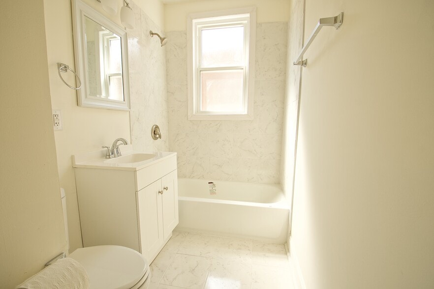 Building Photo - 2417 E 73rd St