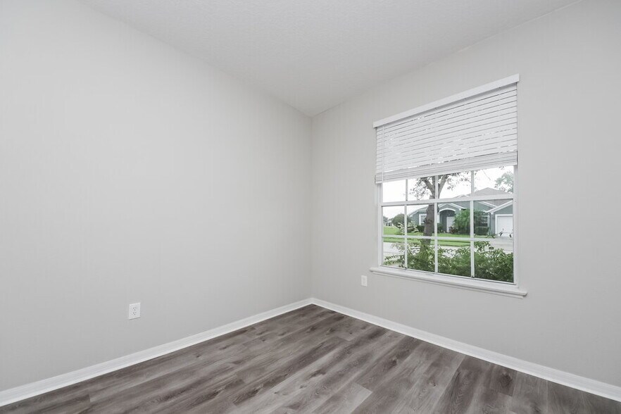 Building Photo - 2041 The Oaks Blvd