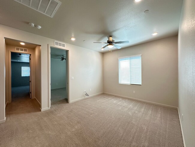 Building Photo - Summerlin West