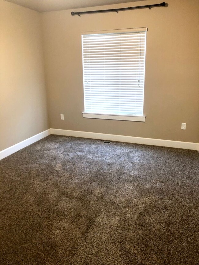 Building Photo - Single Story Home w/Huge Fenced Backyard!