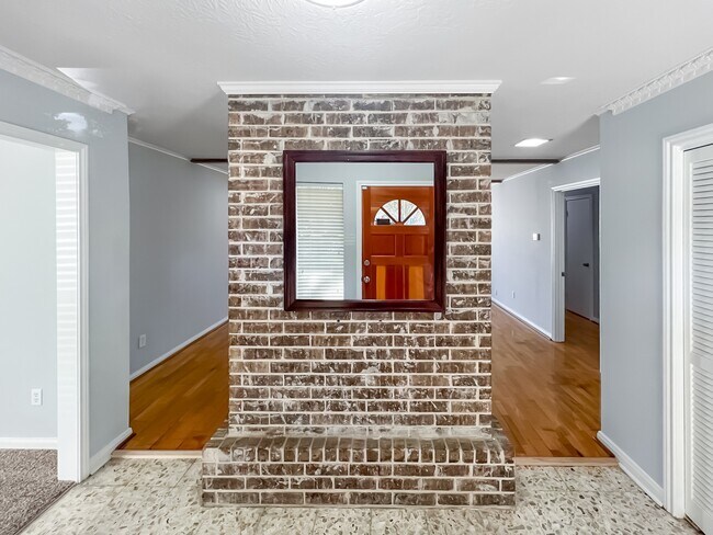 Building Photo - 9206 Sharpview Dr